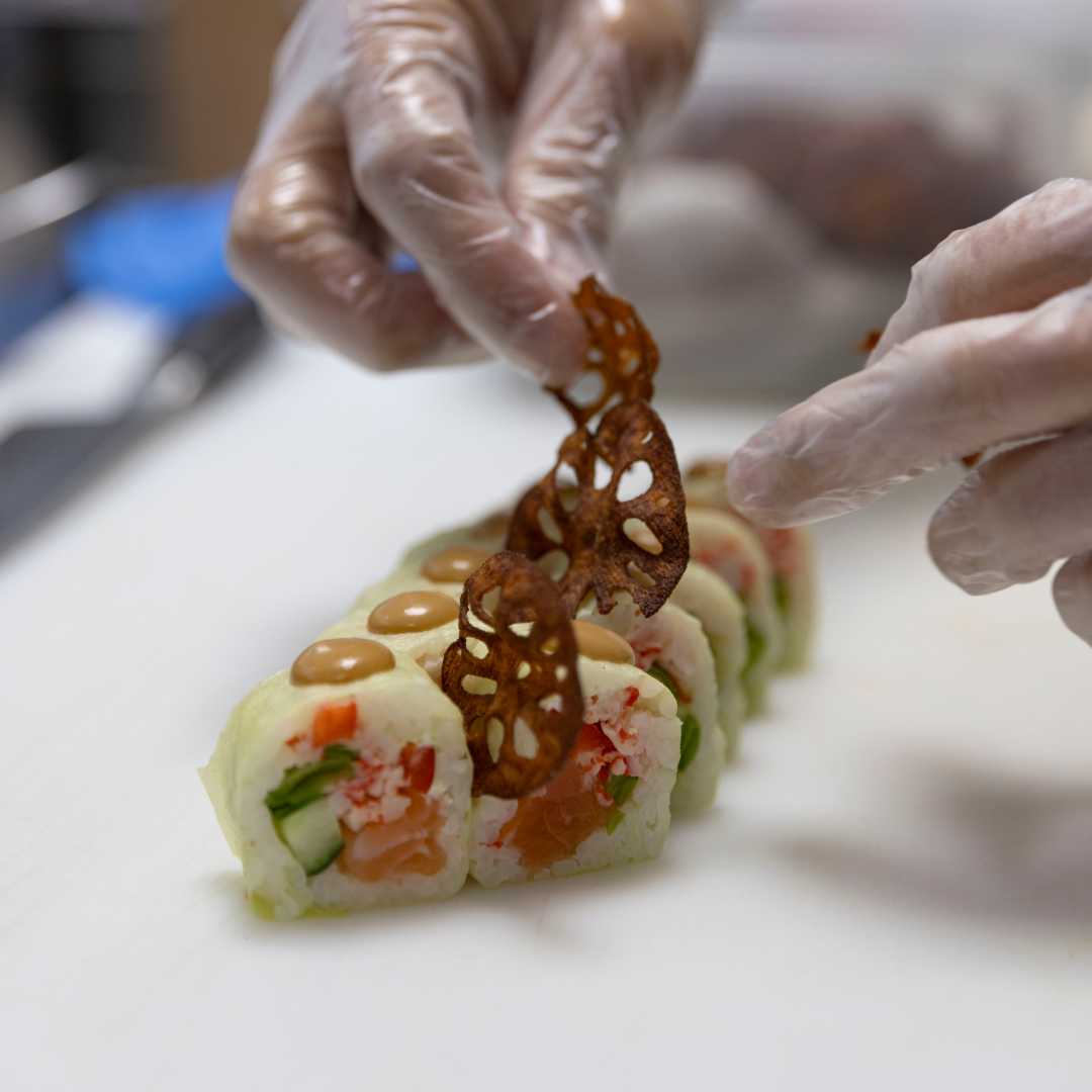 Sushikok pynter sushi i SushiMania i Amager Centret